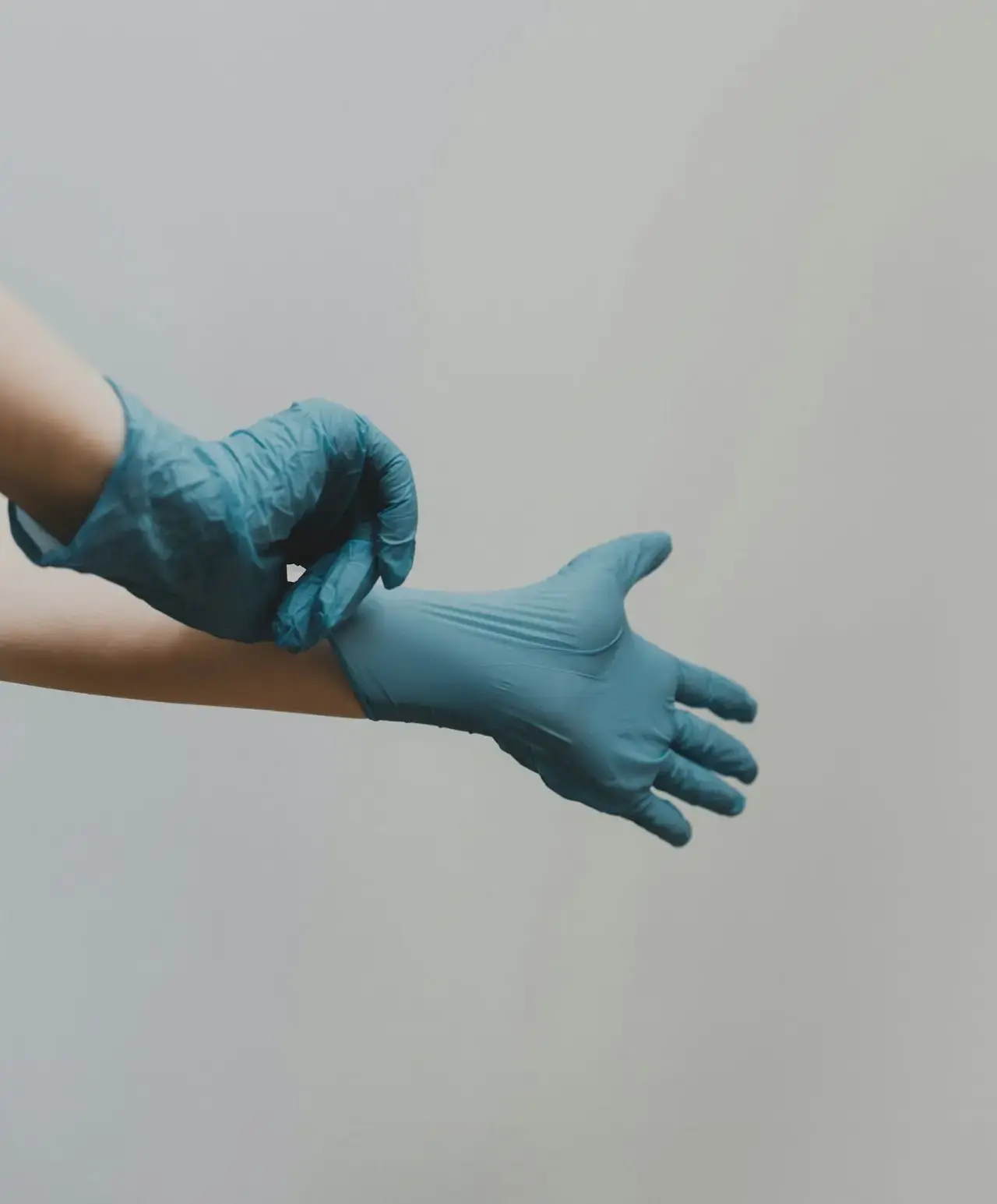 Préparation au nettoyage – mise en place des gants en latex pour un service professionnel et écologique Les gants en latex sont enfilés avant chaque intervention de nettoyage, garantissant une hygiène irréprochable et un service professionnel haut de gamme. Un détail essentiel pour offrir un service de nettoyage respectueux de l'environnement et de sécurité.